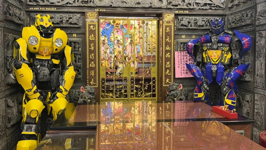 快來朝聖！新北這宮廟有變形金剛　大黃蜂成左右護法