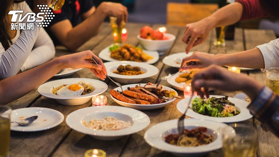 吃飯超過一小時恐造成身體錯覺,越吃越少。(示意圖/shutterstock達志影像)