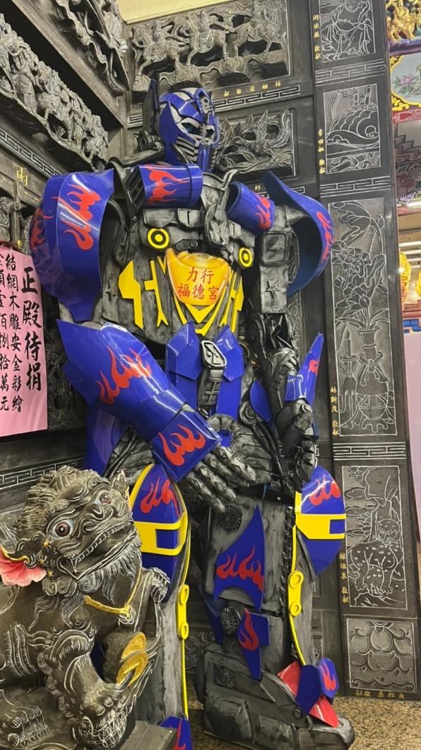 三尊變形金剛目前擺放在正殿外。(圖/翻攝自中和力行福德宮 臉書)