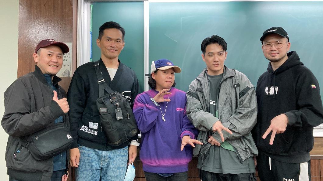 小人（中）日前在台大嘻研社舉辦講座，韓森（右起）、熊仔、大支、顏冠希特地到場。（圖／迷音樂提供）