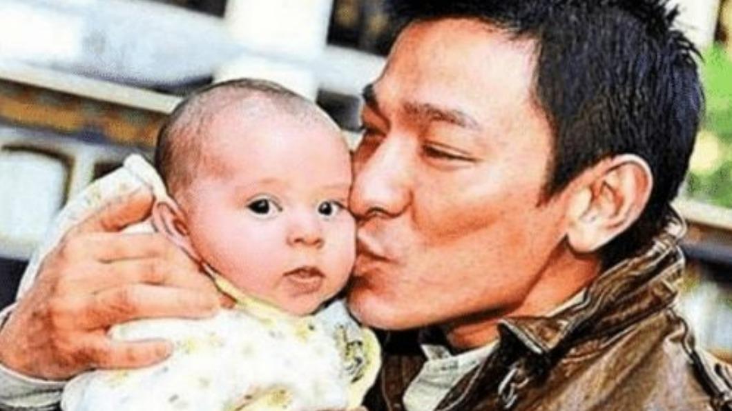 劉德華40年前親吻超萌嬰兒!現已成「國際巨星」名氣不輸天王