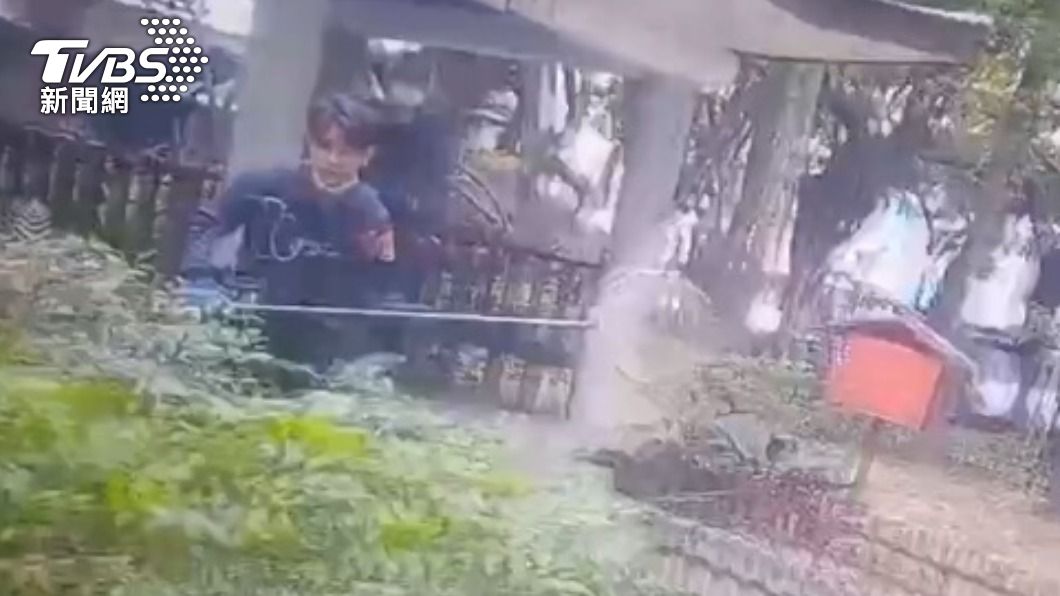員警拿誘捕網抓雞。（圖／TVBS）