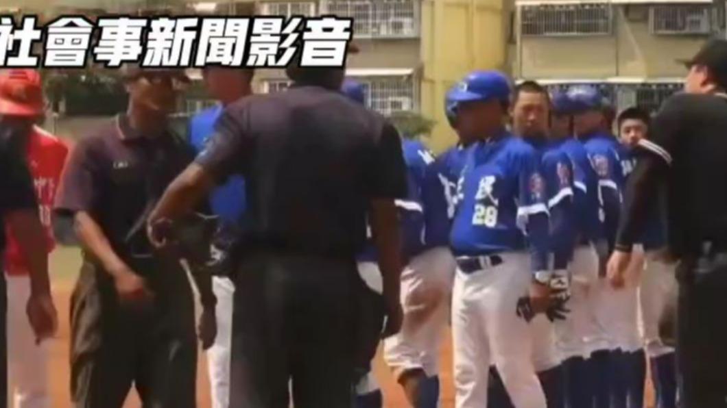 直到兩隊列隊時，張榮勳仍不斷對著普門高中嗆聲。（圖／翻攝自社會事新聞影音）