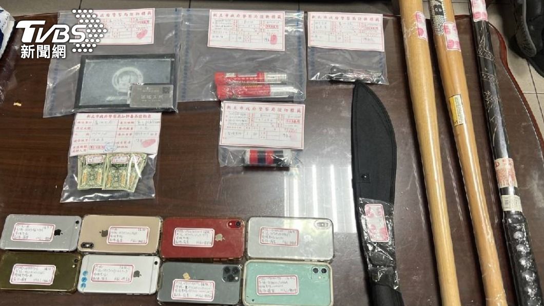 警方查扣銀行帳本以及犯案用的開山刀、球棒。(圖/TVBS)
