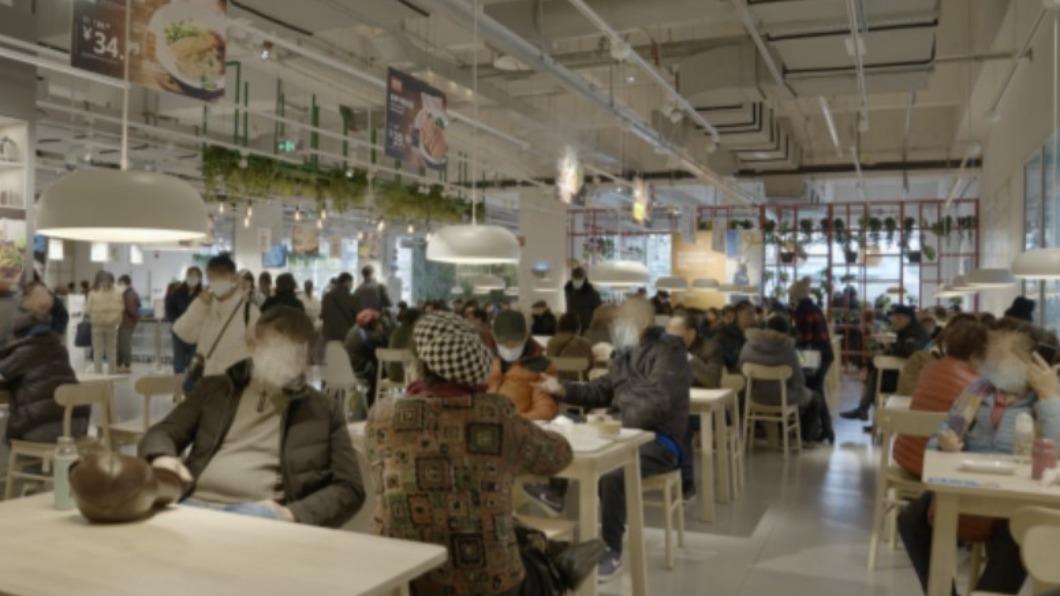 中國大陸不少老人掀起到IKEA相親風潮。（圖／翻攝自《星視頻》微博）