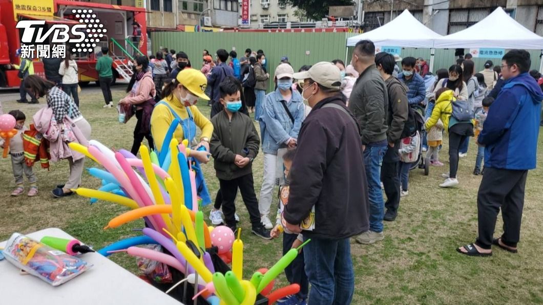 兩小時的園遊會吸引近900人參加。(圖/TVBS)