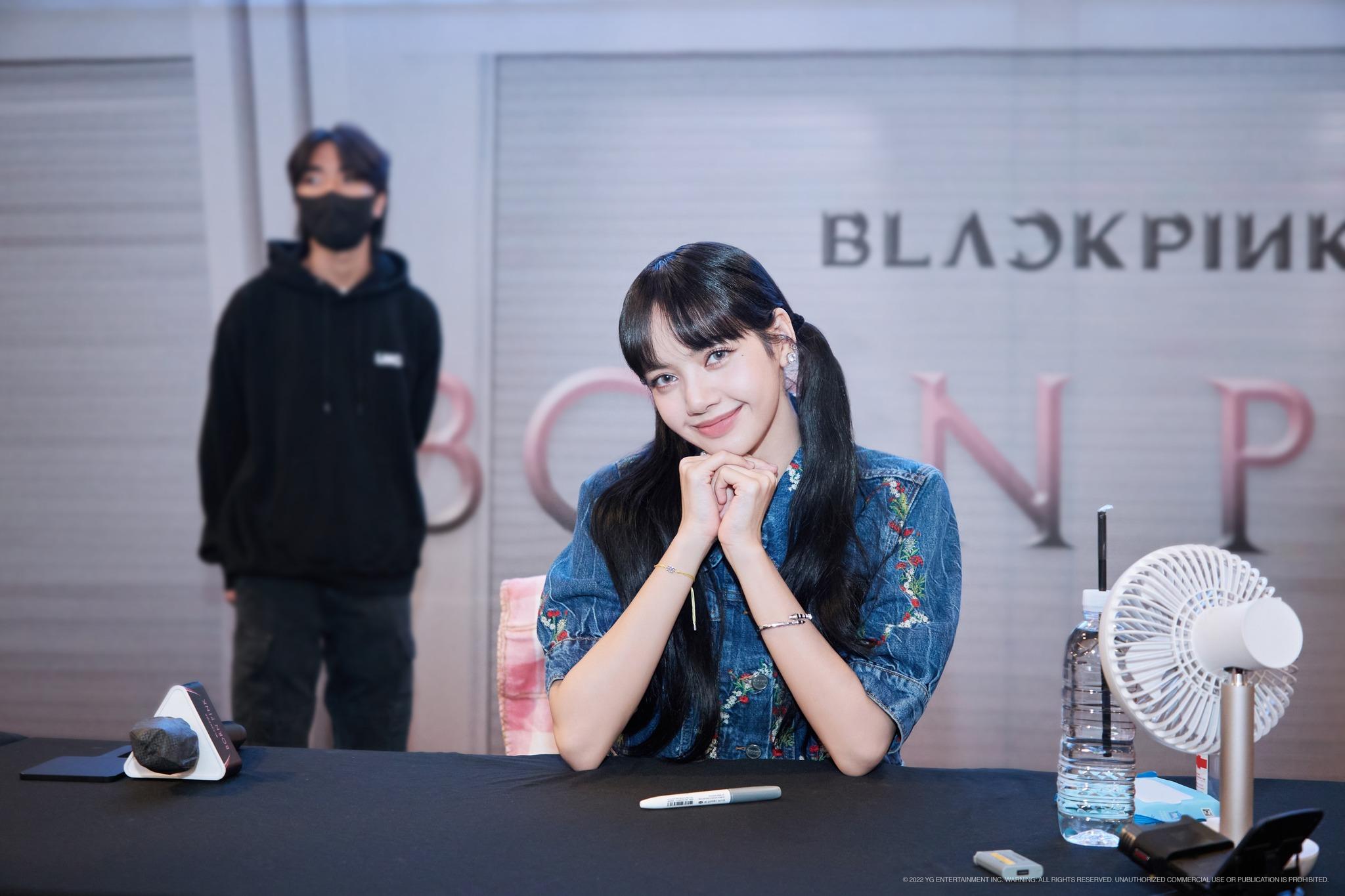 泰國混血女神Lisa。(圖/翻攝自BLACKPINK臉書)