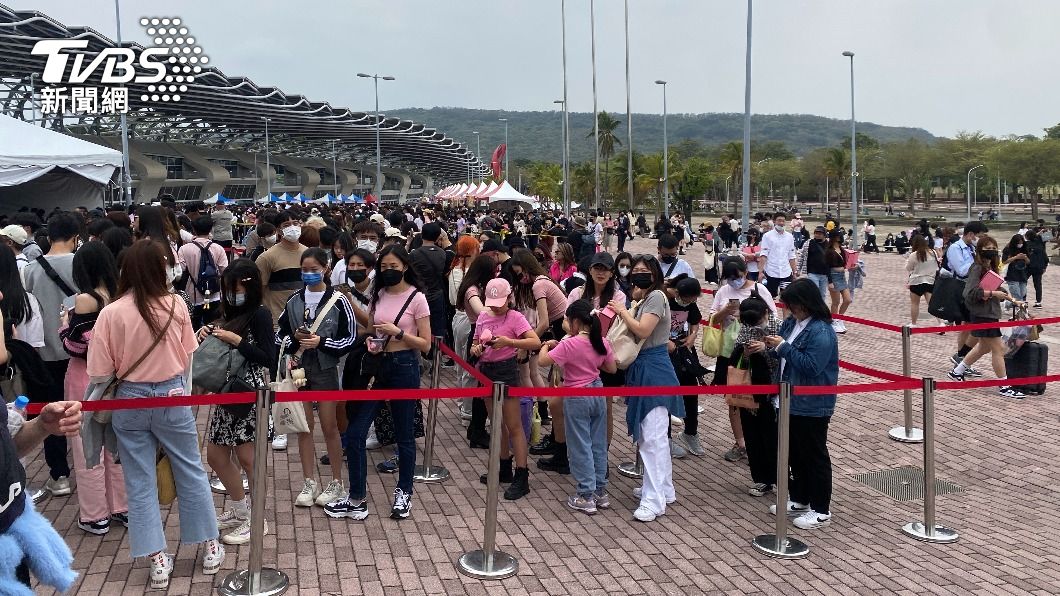 BLACKPINK粉絲購買周邊商品隊伍。(圖/TVBS)