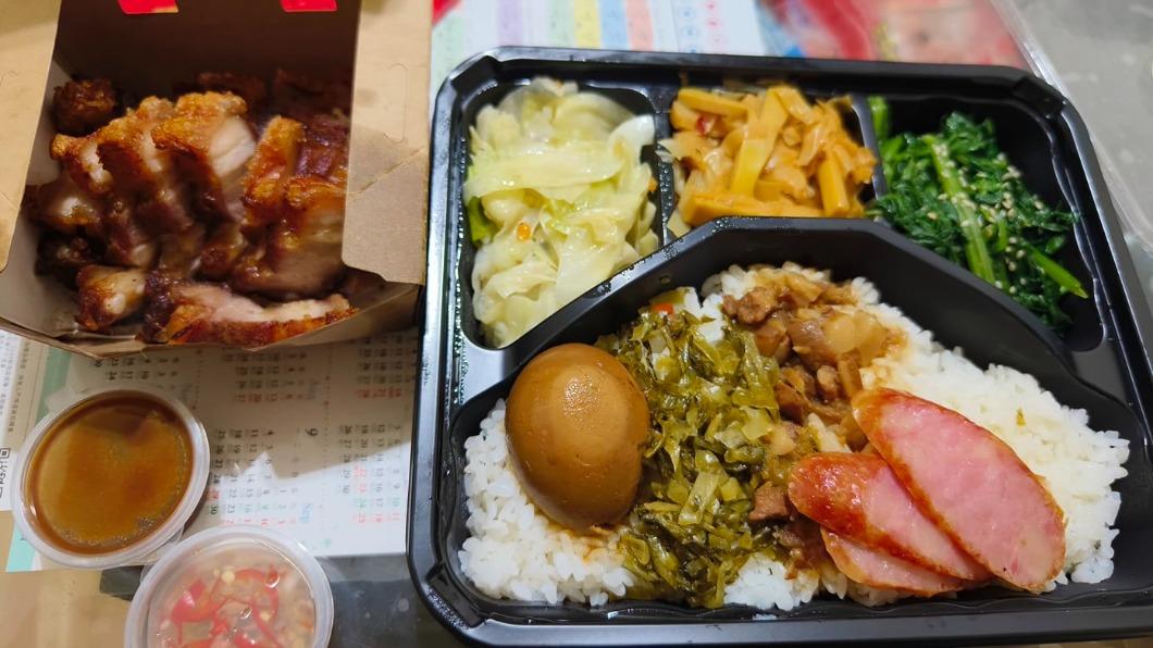 許多網友開箱「脆皮燒肉餐盒」後,紛紛大讚超划算。(圖/翻攝自「飆捍」臉書)