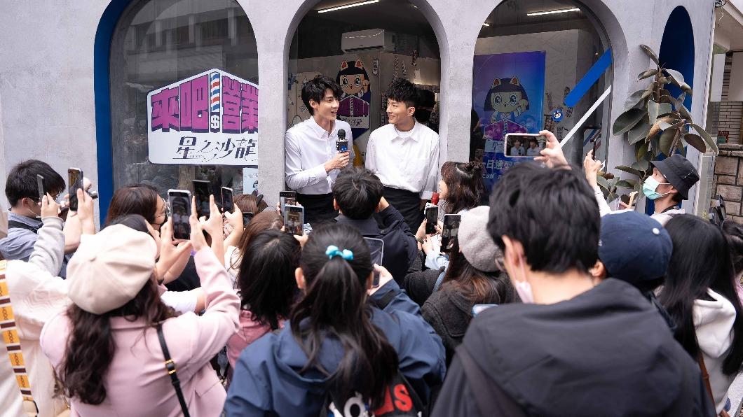 2位帥哥的人氣爆棚。(圖/TVBS)