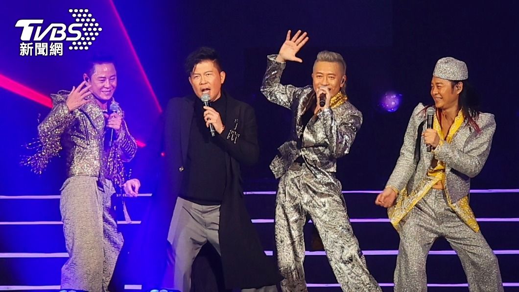 曾國城（左二）被拱上台演出，和草蜢對唱〈半點心〉。（圖／黃城碩攝）