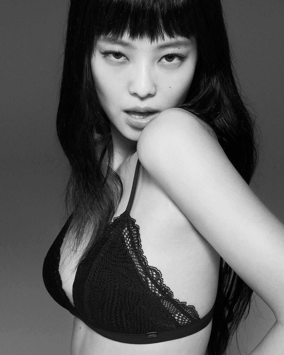 Jennie則在深夜秀出內衣廣告辣照。(圖/翻攝JennieIG)