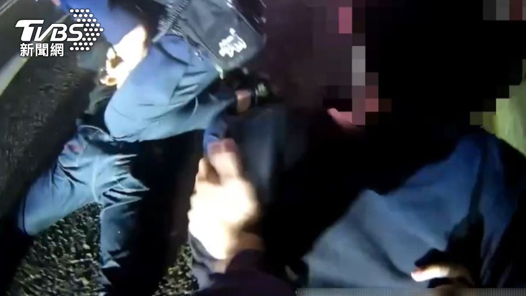 警方將兩人上銬，實施保護管束。（圖／TVBS）