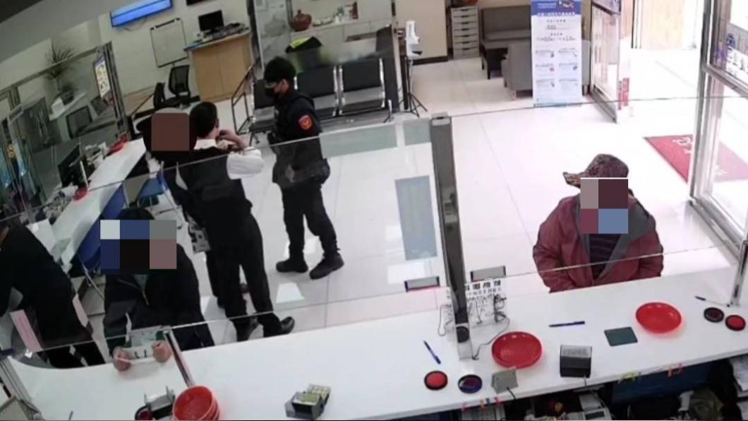 經員警和銀行襄理共同聯手阻詐之下,成功守護民眾的財產。(圖/玉里警分局)