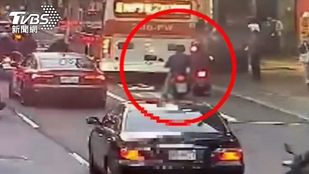 雙方疑似於前一個路口就發生行車糾紛。(圖/TVBS)