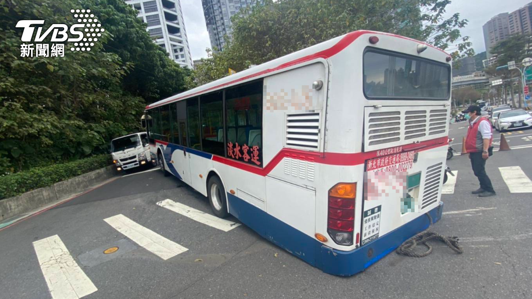 公車挑戰淡水魔鬼彎！右轉上坡才1秒「貼地感來了」卡了