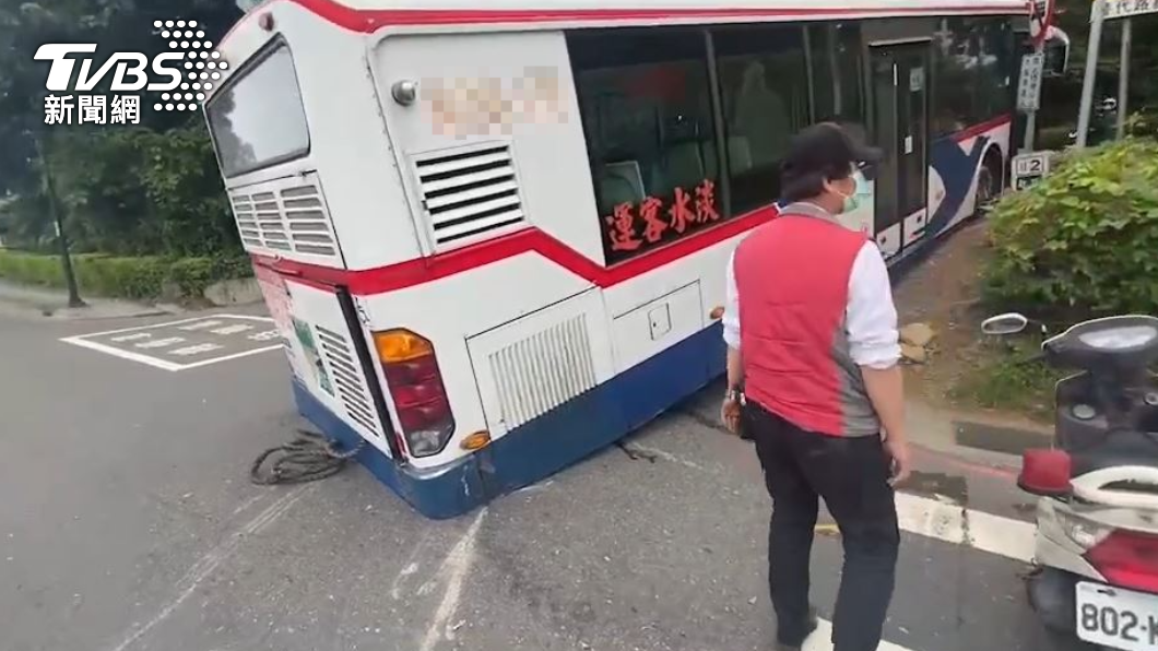因公車一度阻礙交通,事後警方對駕駛開出罰單。(圖/TVBS)