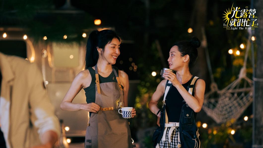 楊謹華、謝欣穎開心小酌。(圖/TVBS)