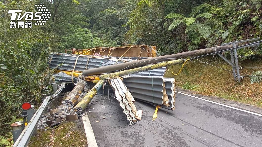 差點沒命!大貨車載浪板過彎突煞車失靈 猛撞護欄翻覆扯斷電桿