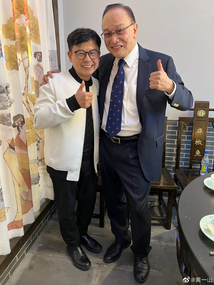 黃一山與曹查理合影。(圖/翻攝自黃一山微博)