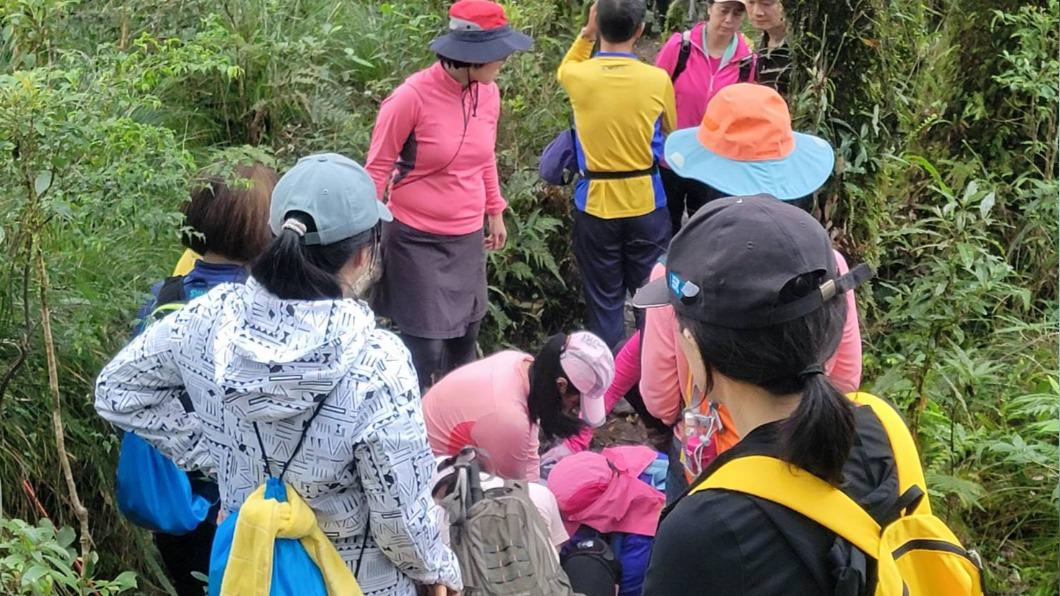 老翁登都蘭山滑倒受傷昏迷 山友輪流CPR救不回