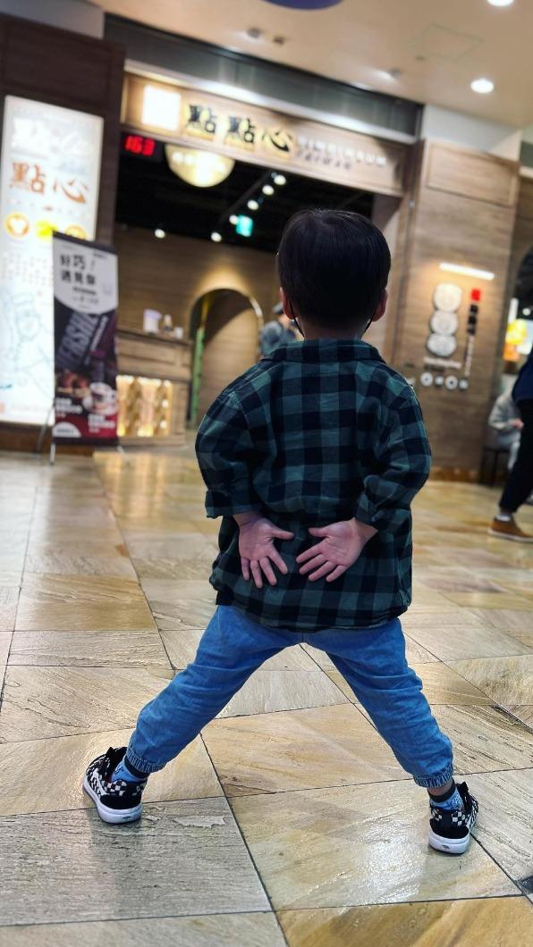 老婆帶女兒去看演唱會，阿緯則帶兒子在高雄巡店。（圖／翻攝自阿緯臉書）