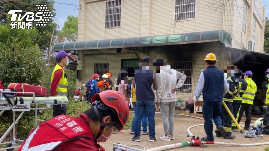 警消一共救出3人,屋主被燒成焦屍死亡。(圖/消防局提供)