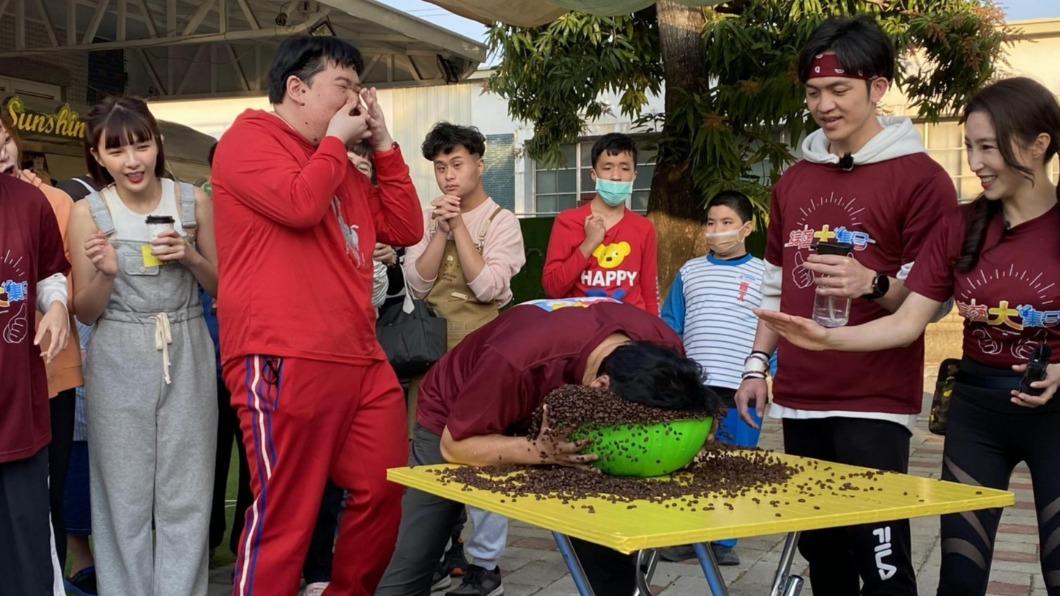 胡瓜將臉埋進盆中。（圖／民視提供）