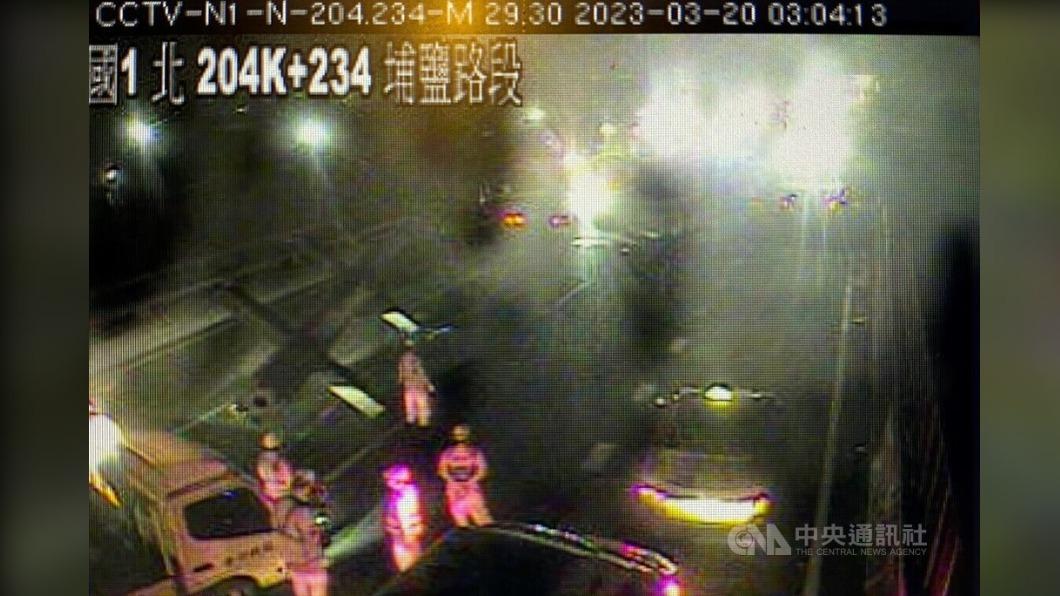 國1彰化段10大小車連環撞釀7傷　鋼梁占道封路吊離