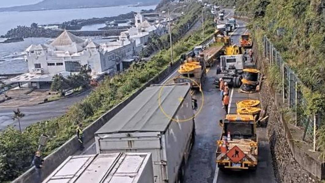 曳引車自撞山壁　佔據「濱海公路」雙向車道