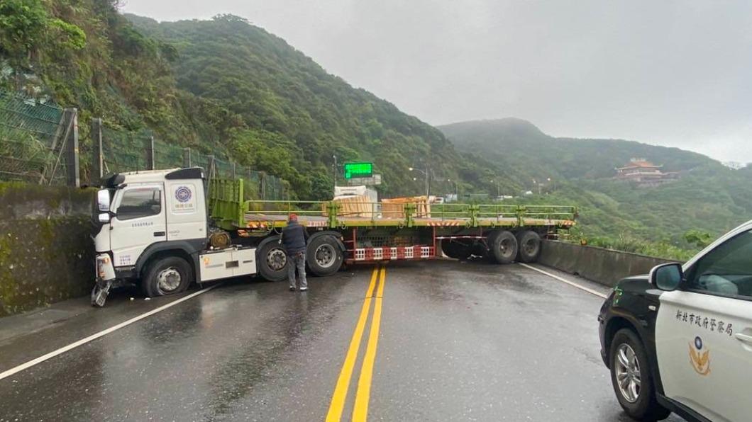 載運電纜線的曳引車自撞山壁,整輛車橫卡在路中央,佔據全線車道。(圖/瑞芳分局提供)