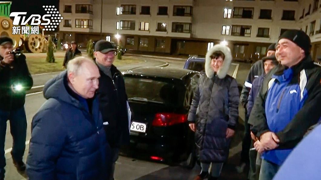 普欽下車與當地居民進行交談。（圖／達志影像美聯社）