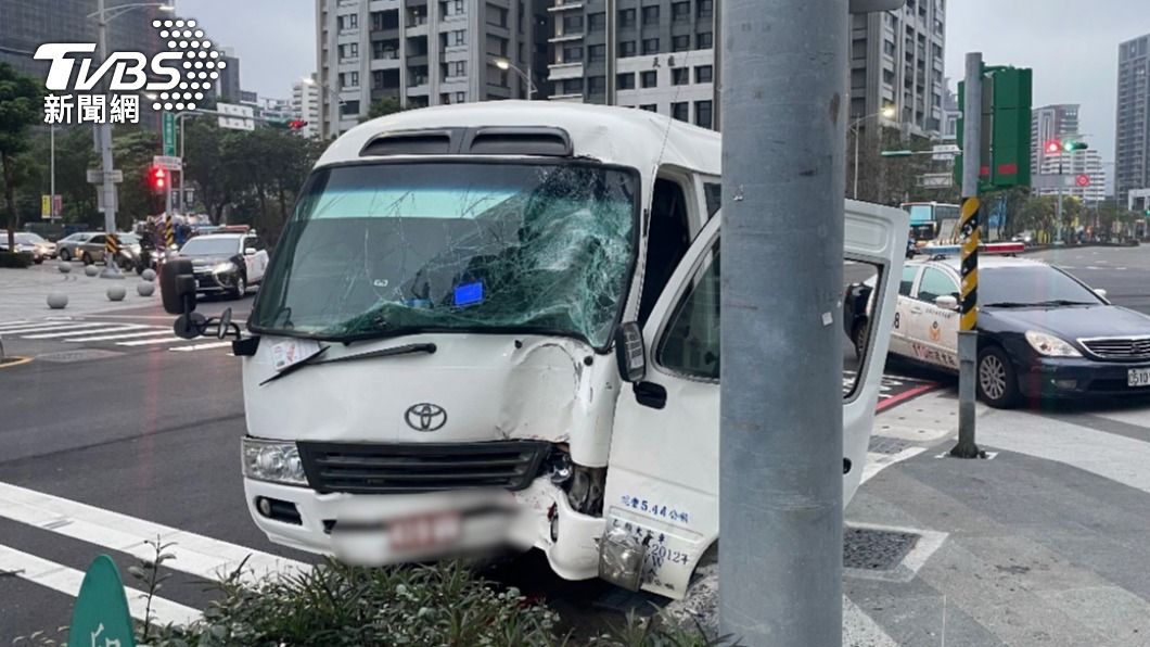 車頭都凹了!中型巴士突撞號誌桿 駕駛意識不清緊急送醫