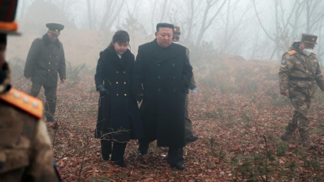 北韓第一千金又亮相!金正恩愛女穿招牌大衣現身軍演視察