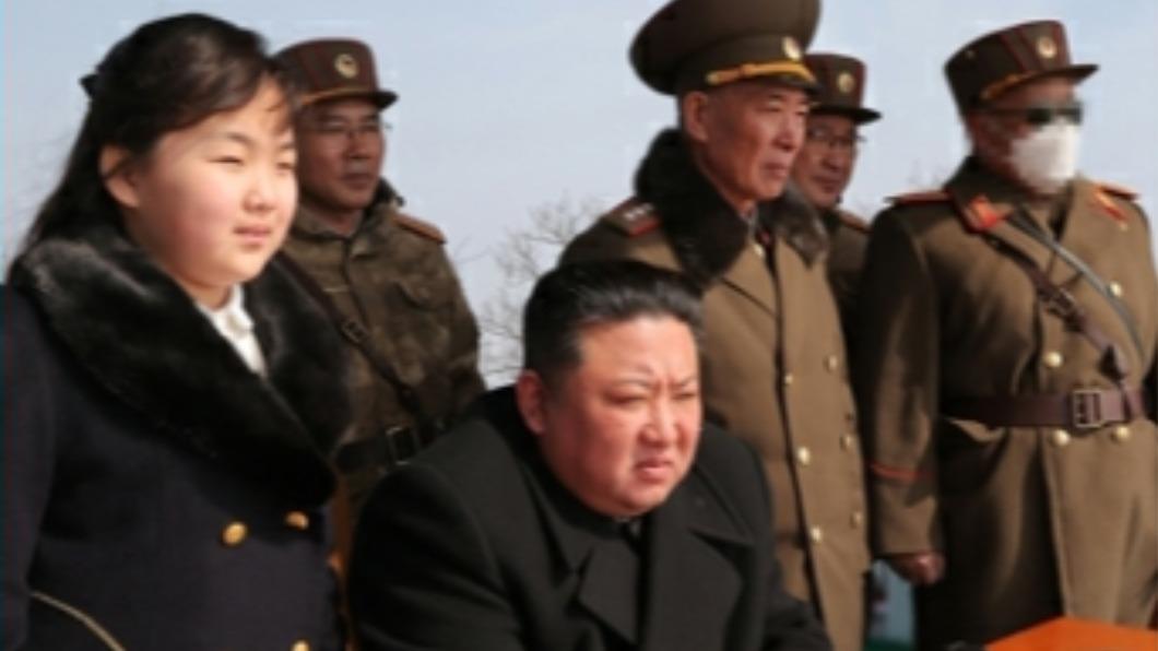 金珠愛站在金正恩身旁。（圖／翻攝自《勞動新聞》）