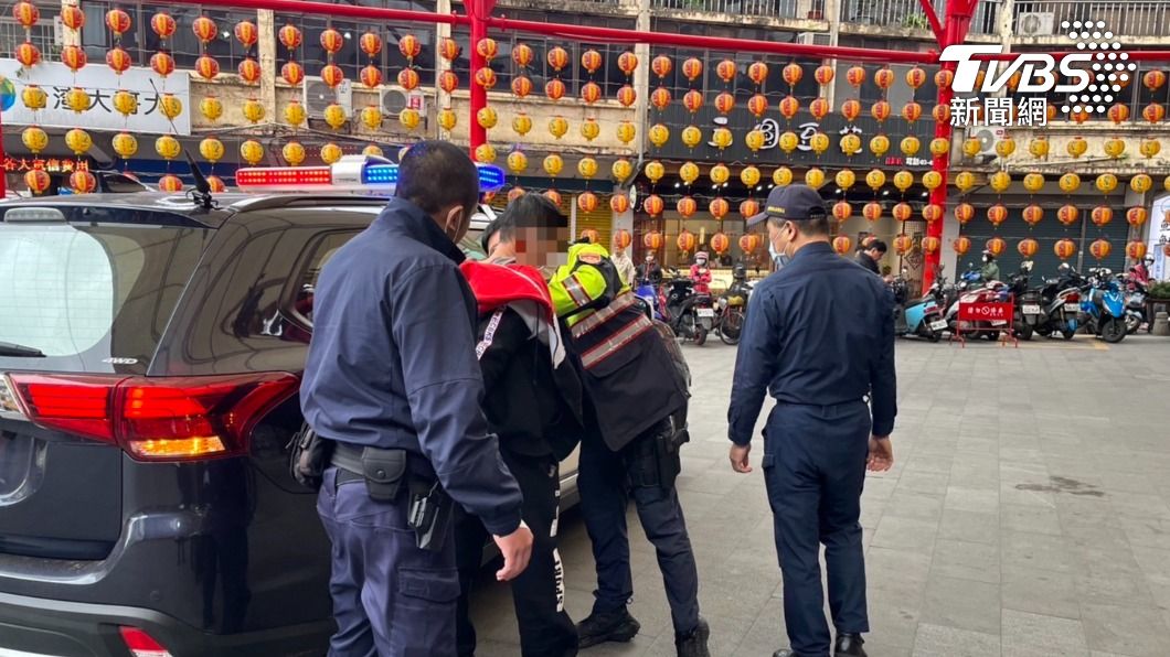 舉頭三尺有神明！通緝男狂逃不敵快腿警　廟前腿軟慘跌被逮