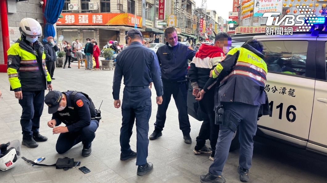 警方在男子身上查獲毒品海洛因2包及吸食器。(圖/警方提供)