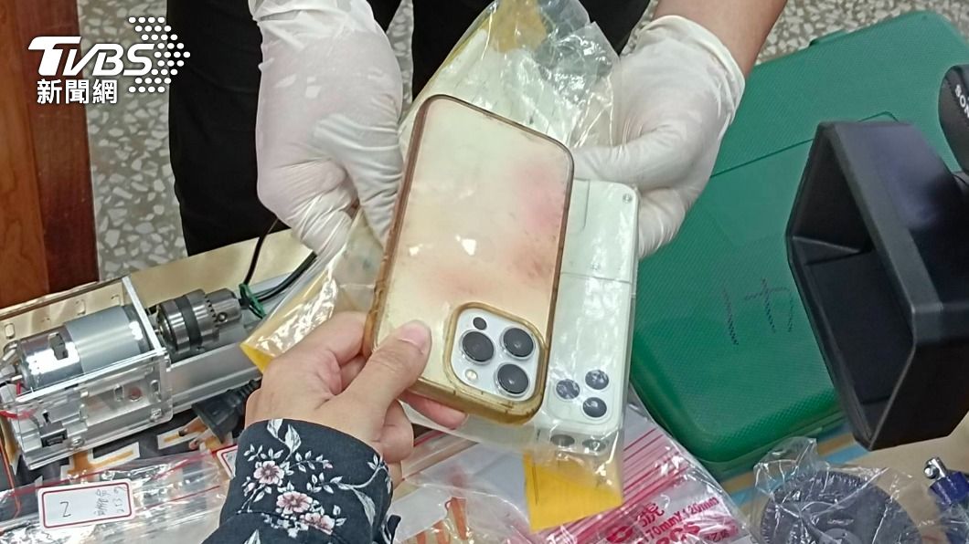 哀鳳藏機關!高雄警掃槍毒販子 驚:手機抝一抝變手槍