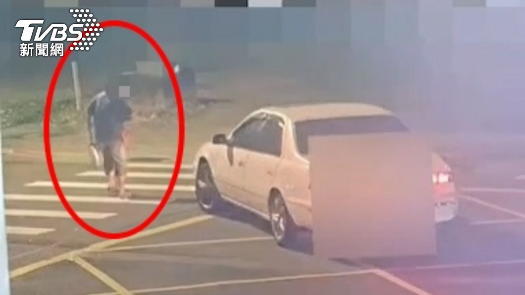 婦人被汽車嚇到連連後退。(圖/TVBS)