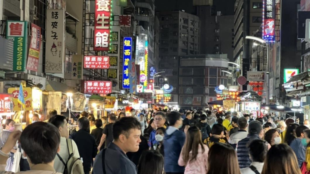 BLACKPINK高雄熱唱 優惠券吸引上萬歌迷湧入夜市