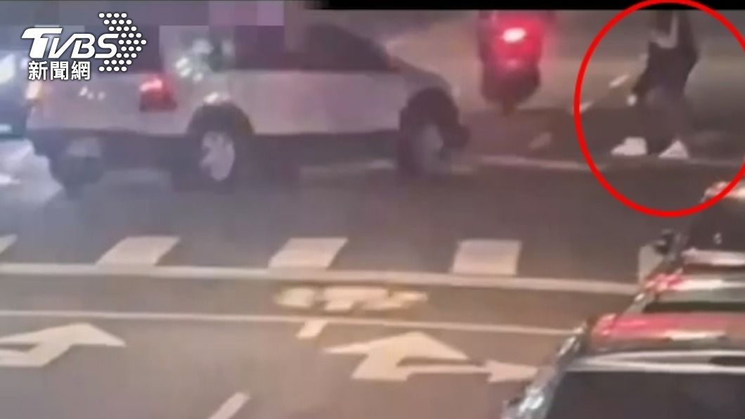 轉彎汽車撞上行人後直接離開現場。（圖／TVBS）