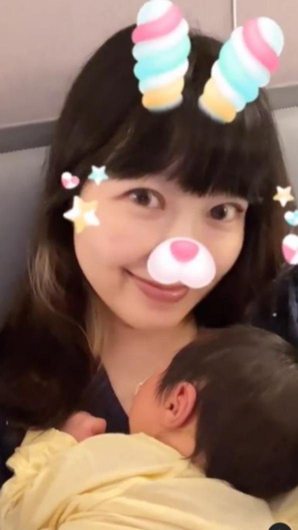 廖曉喬的女兒乖巧地趴在她胸前。(圖/翻攝自廖曉喬IG)