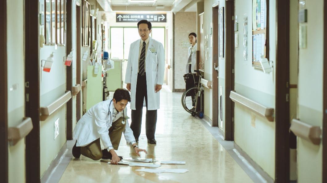 官家宇(右)面對菜鳥醫師黃新皓頻頻出包,常會氣到當面摔病例。(圖/公共電視提供)