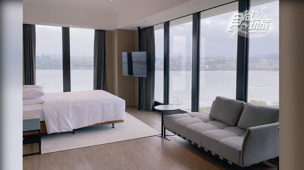 卓越套房一進房就有雙面大落地窗可飽覽開闊的淡水河景。 。(圖/食尚玩家提供)