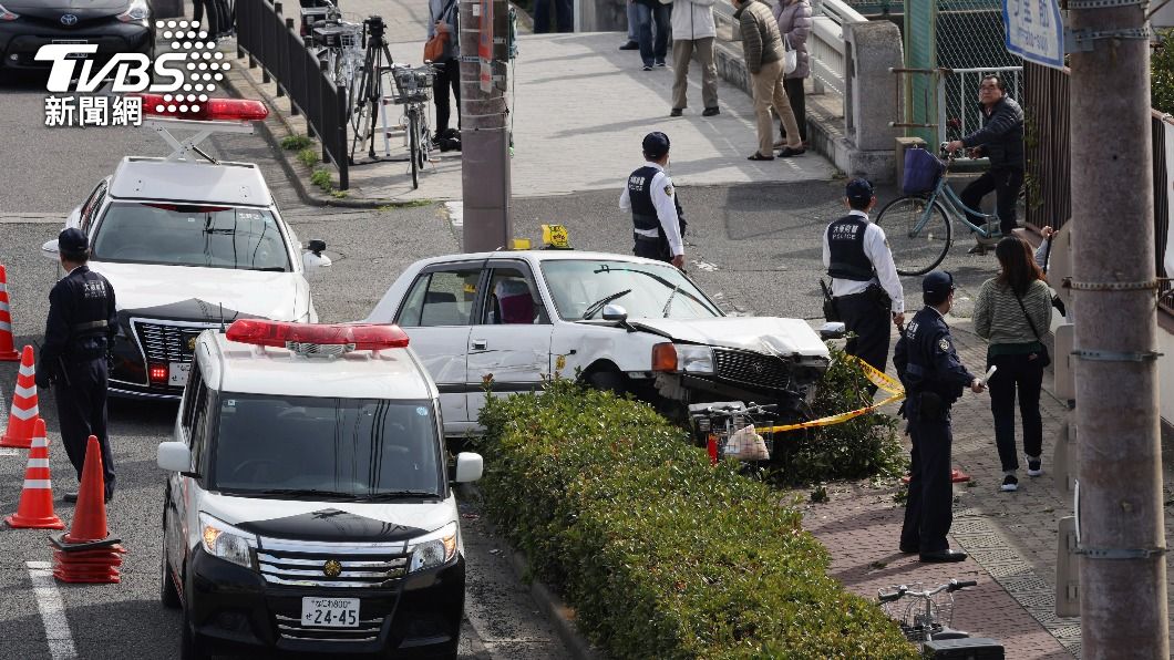嚇!大阪計程車突衝進人行道 釀1死1重傷護欄碎滿地