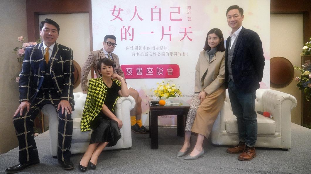 郁方(前)在《婚姻結業式2》飾演兩性專家,發表新書上,梁赫群(後左起)、馬力歐、夏如芝、謝祖武到場力挺。(圖/華視提供)