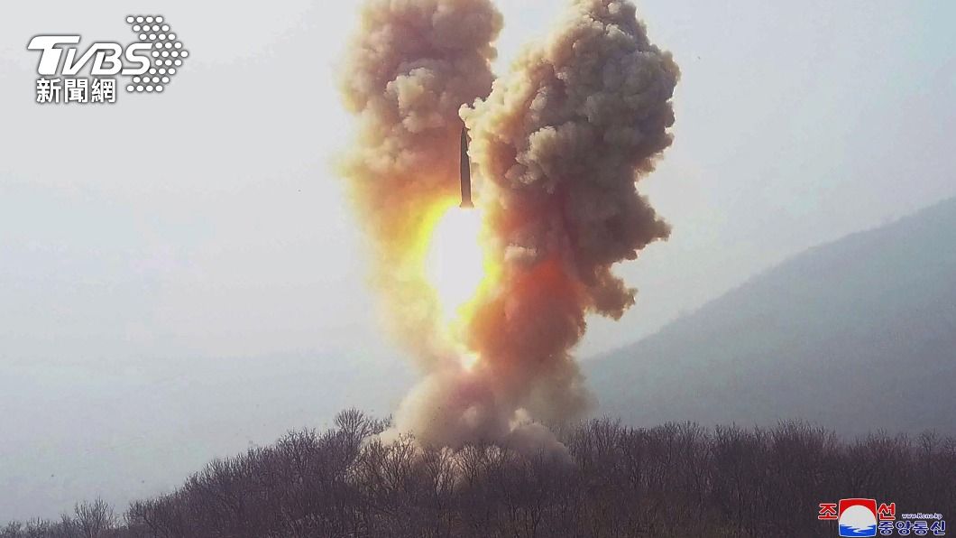 北韓試射飛彈「煙霧罕見呈V形」 推測使用新型發射台