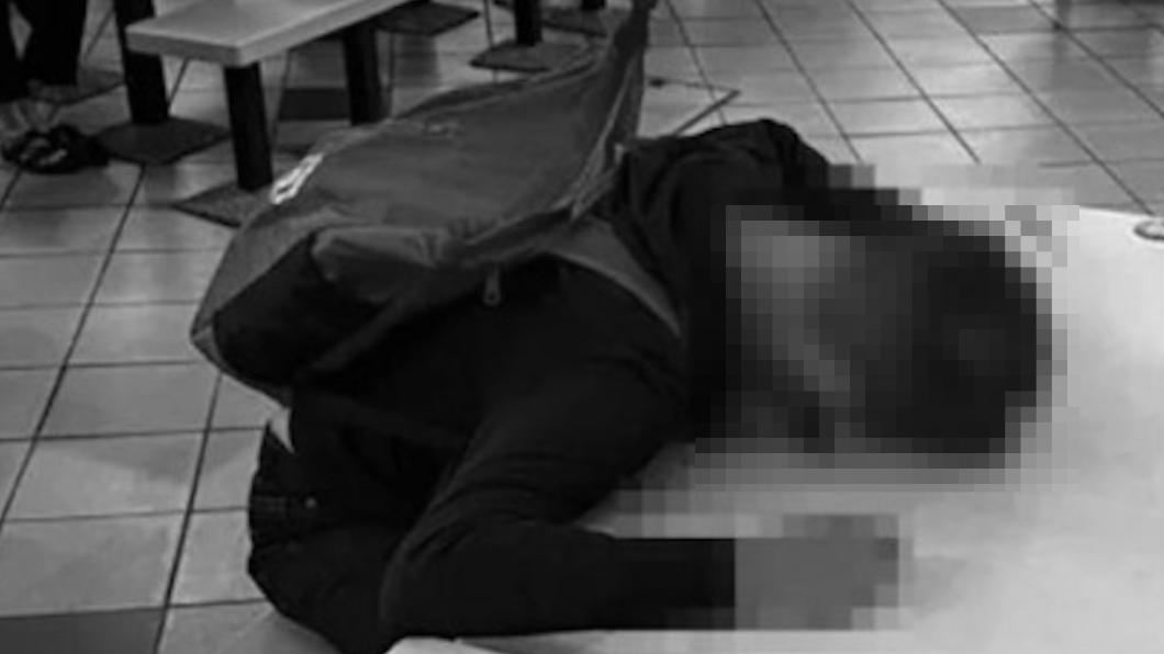 中年男美食街趴睡 清潔工一看嚇報警⋯路人驚「伴屍用餐」