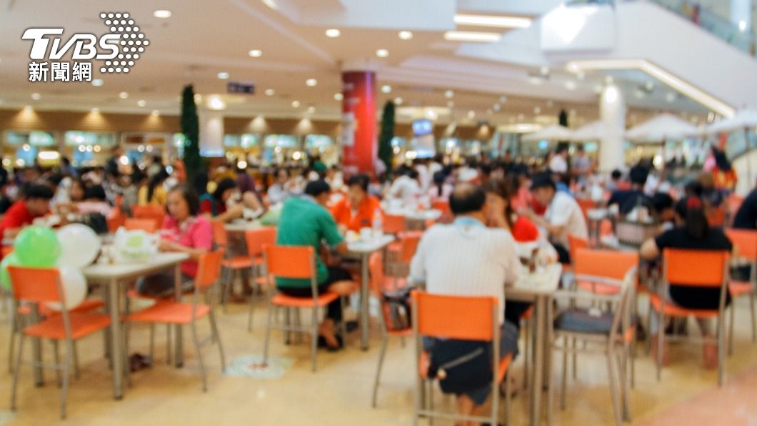路人沒發現男子異常,還在他旁邊用餐。(示意圖/shutterstock達志影像)