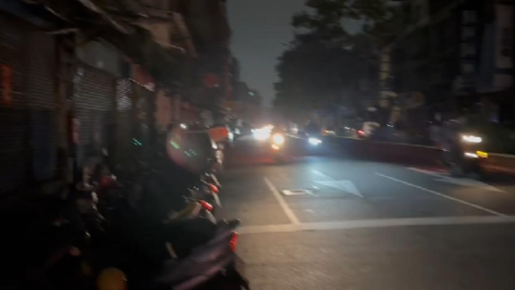 士林晚間無預警停電。(圖/TVBS)